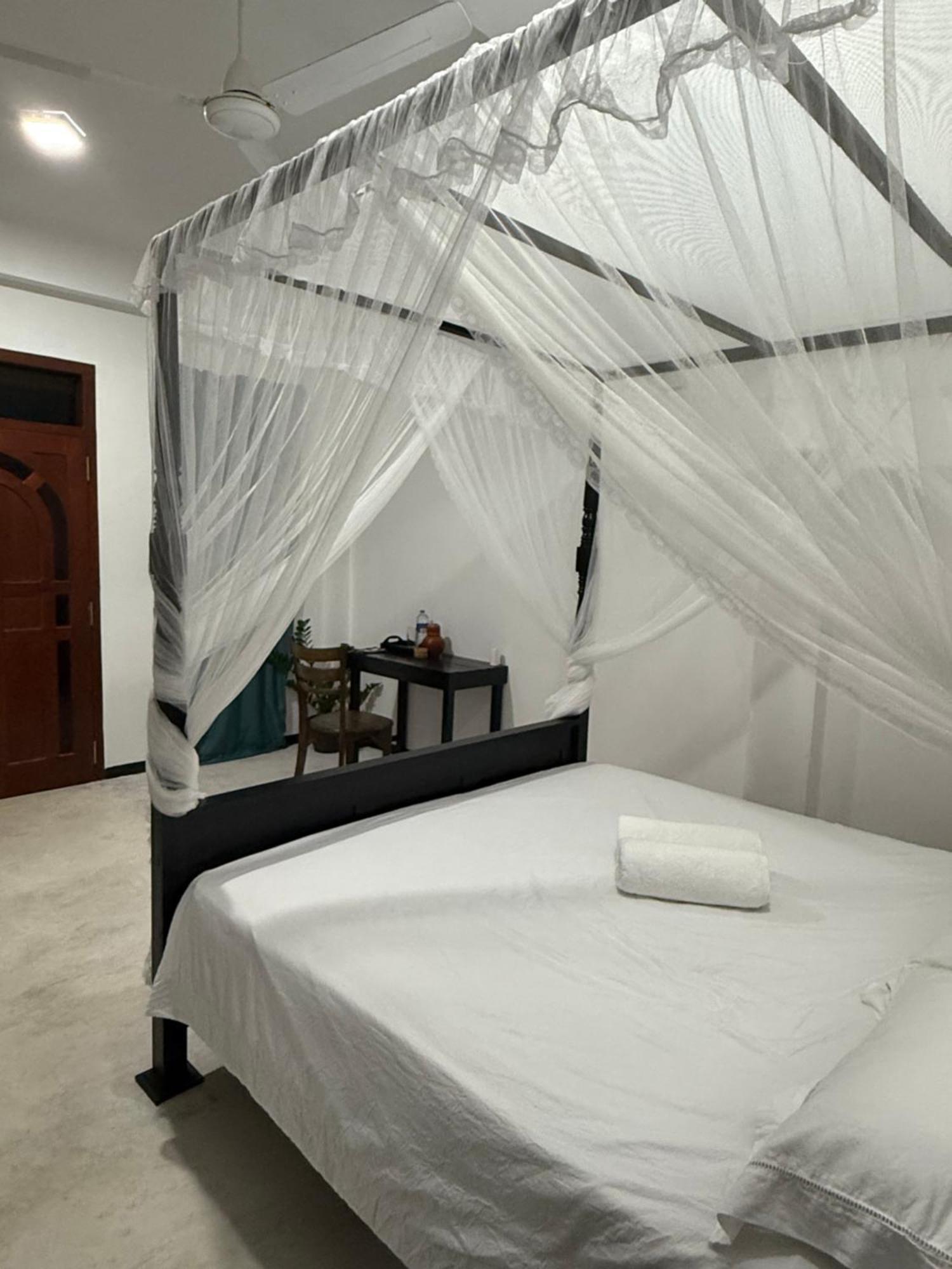 La Fiesta Bed & Breakfast Weligama Exterior photo